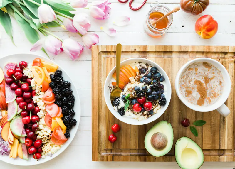 Weight management hypnotherapy in Wallsend, Newcastle A healthy breakfast of fruit, yoghurt and coffee, illustrating weight management support in Wallsend, Newcastle upon Tyne
